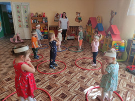 Подвижная игра "Птички в гнездышках" Подвижная игра "Птички в гнездышках".
