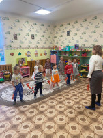 Зарядка в средней группе Зарядка в средней группе.