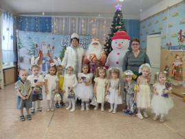 Новогодний утренник у малышей Новогодний утренник у малышей.